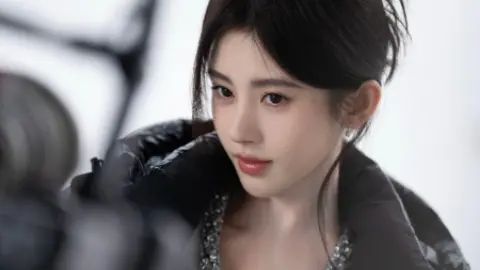 黄晓明假期陪儿子骑行违规曝光