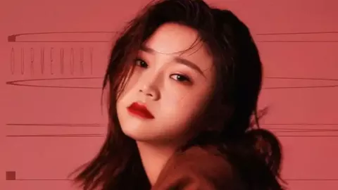 女孩玩拼豆触电